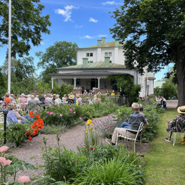 1 AUG: LITTERATURDAG PÅ VILOHEMMET